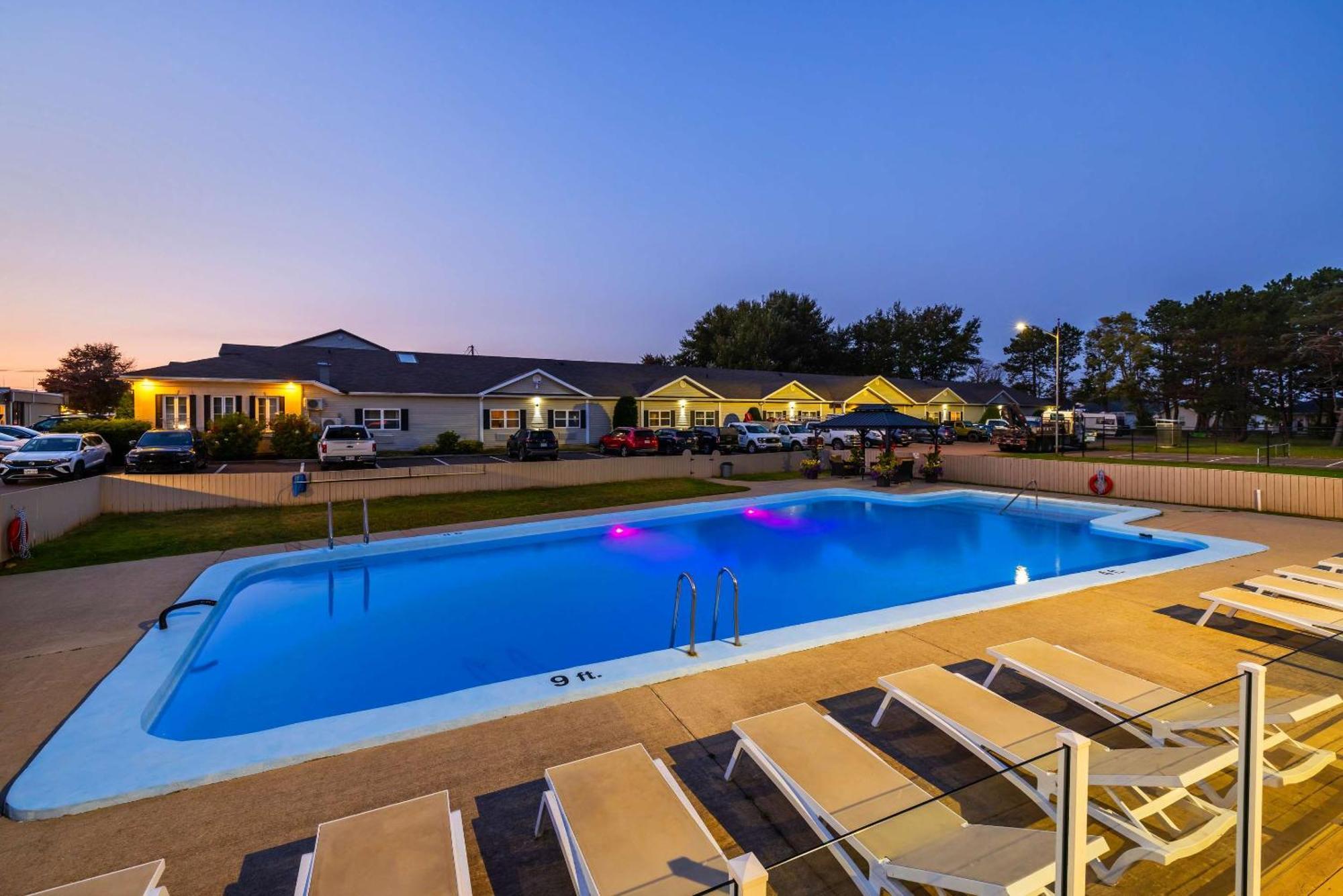 Quality Inn & Suites Garden Of The Gulf Summerside Exterior foto